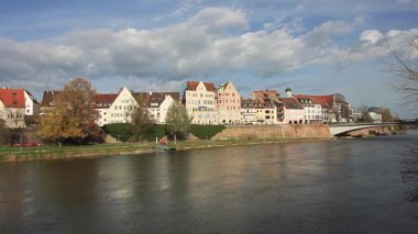 Ulm, Almanya 'nın silueti, Ulm Minster' ın Tuna Nehri boyunca geleneksel yarı keresteli evlerin üzerinde yükselmesiyle