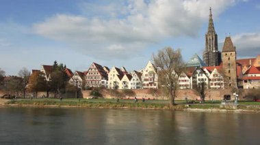 Ulm, Almanya 'nın silueti, Ulm Minster' ın Tuna Nehri boyunca geleneksel yarı keresteli evlerin üzerinde yükselmesiyle