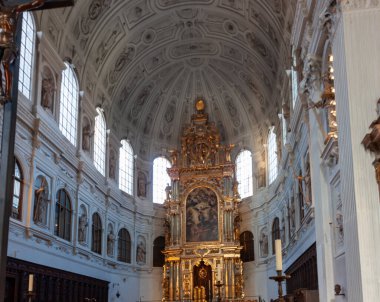 MUNİK, GERMANY - 30 Ekim 2024: Münih, Almanya 'daki St. Michael Kilisesi' nin iç dekorasyonu