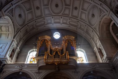 MUNİK, GERMANY - 30 Ekim 2024: Münih, Almanya 'daki St. Michael Kilisesi' nin iç dekorasyonu