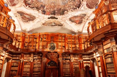 Bu iç çekimde Aziz Safra Manastırı 'nın zengin Barok tasarımı sergileniyor.