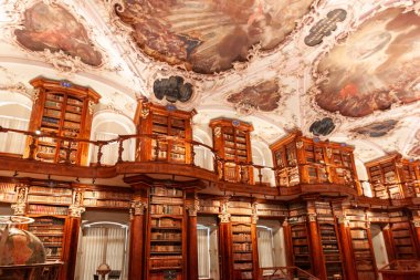 St. Gallen, İsviçre 'deki St. Gallen Manastır Kütüphanesi' nin (Stiftsbibliothek St. Gallen) varlıklı Barok tasarımı bu iç çekimde sergilenmektedir.