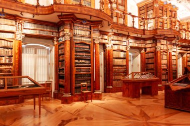 St. Gallen, İsviçre 'deki St. Gallen Manastır Kütüphanesi' nin (Stiftsbibliothek St. Gallen) varlıklı Barok tasarımı bu iç çekimde sergilenmektedir.