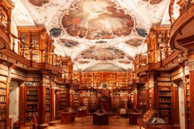 St. Gallen, İsviçre 'deki St. Gallen Manastır Kütüphanesi' nin (Stiftsbibliothek St. Gallen) varlıklı Barok tasarımı bu iç çekimde sergilenmektedir.
