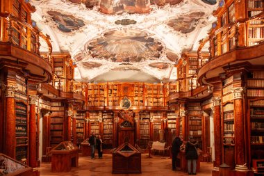 St. Gallen, İsviçre 'deki St. Gallen Manastır Kütüphanesi' nin (Stiftsbibliothek St. Gallen) varlıklı Barok tasarımı bu iç çekimde sergilenmektedir.