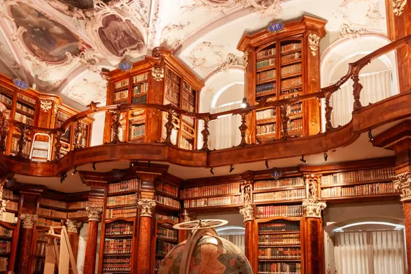 St. Gallen, İsviçre 'deki St. Gallen Manastır Kütüphanesi' nin (Stiftsbibliothek St. Gallen) varlıklı Barok tasarımı bu iç çekimde sergilenmektedir.