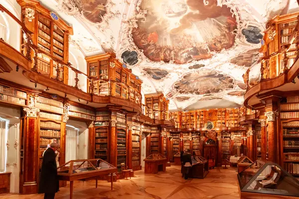 St. Gallen, İsviçre 'deki St. Gallen Manastır Kütüphanesi' nin (Stiftsbibliothek St. Gallen) varlıklı Barok tasarımı bu iç çekimde sergilenmektedir.