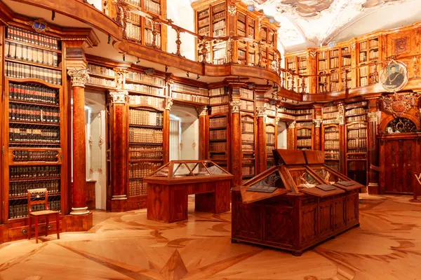 St. Gallen, İsviçre 'deki St. Gallen Manastır Kütüphanesi' nin (Stiftsbibliothek St. Gallen) varlıklı Barok tasarımı bu iç çekimde sergilenmektedir.