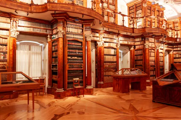 St. Gallen, İsviçre 'deki St. Gallen Manastır Kütüphanesi' nin (Stiftsbibliothek St. Gallen) varlıklı Barok tasarımı bu iç çekimde sergilenmektedir.