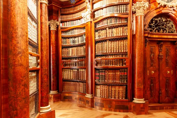 St. Gallen, İsviçre 'deki St. Gallen Manastır Kütüphanesi' ndeki (Stiftsbibliothek St. Gallen) kitap raflarının detaylı detaylarını gösteren bu yakın çekim 19 Ocak 2025 'te yapıldı.