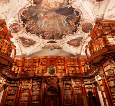 Bu iç çekimde Aziz Safra Manastırı 'nın zengin Barok tasarımı sergileniyor.