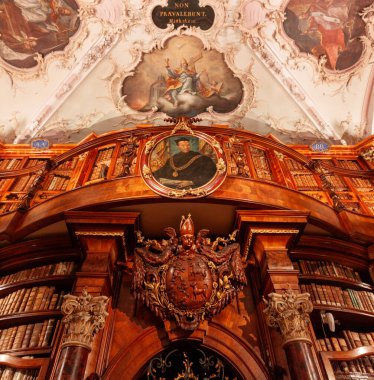 St. Gallen, İsviçre 'deki St. Gallen Manastır Kütüphanesi' nin (Stiftsbibliothek St. Gallen) varlıklı Barok tasarımı bu iç çekimde sergilenmektedir.