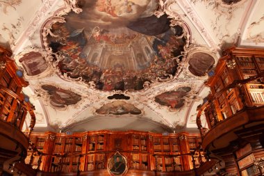 Bu iç çekimde Aziz Safra Manastırı 'nın zengin Barok tasarımı sergileniyor.
