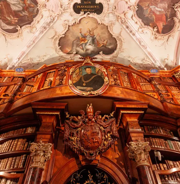 St. Gallen, İsviçre 'deki St. Gallen Manastır Kütüphanesi' nin (Stiftsbibliothek St. Gallen) varlıklı Barok tasarımı bu iç çekimde sergilenmektedir.