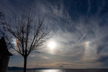 Lindau 'da Constance Gölü (Bodensee) üzerinde güneş köpeği (parhelion) fenomeni