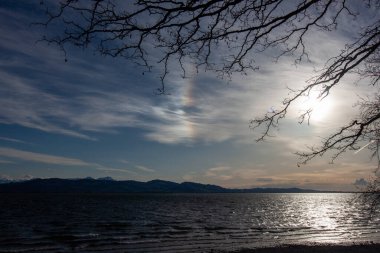 Constance Gölü üzerinde güneş köpeği (parhelion) fenomeni (Bodensee)