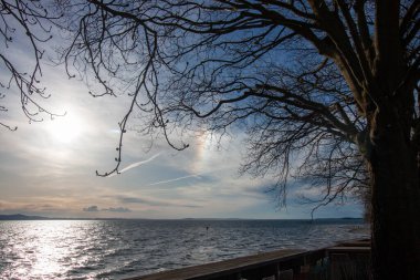 Constance Gölü üzerinde güneş köpeği (parhelion) fenomeni (Bodensee)