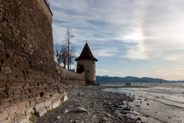 Lindau 'da Constance Gölü (Bodensee) üzerinde güneş köpeği (parhelion) fenomeni