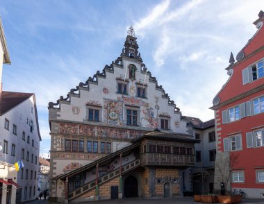 Lindau, Almanya 'daki Altes Rathaus' un (Eski Şehir Salonu) süslemeli cephesi, parçalı bulutlu mavi bir gökyüzünün altında