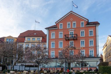 LINDAU, GERMANY - 22 Mart 2025: Bu görüntü, Almanya 'nın Lindau kentindeki Hotel Reutemann ve Hotel Seegarten' in cephelerini gösteriyor.