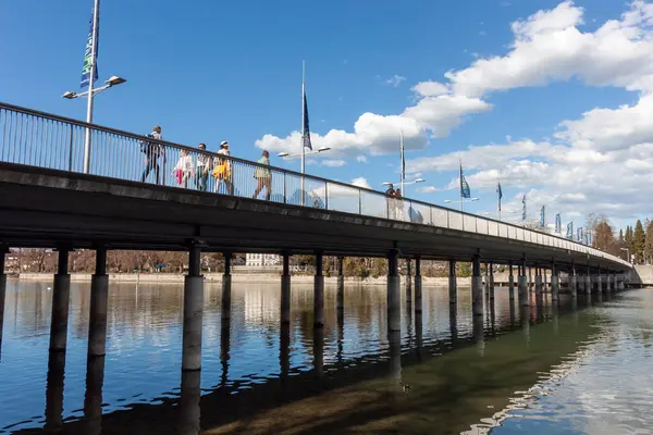 LINDAU, GERMANY - 22 Mart 2025: Lindau Köprüsü (Seebruecke), Lindau, Almanya 'daki Constance Gölü' nün (Bodensee) sakin ve mavi suları üzerinde uzanan modern köprü