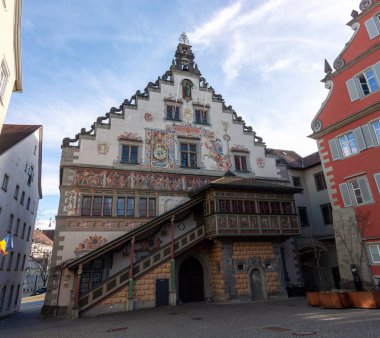 Lindau, Almanya 'daki Altes Rathaus' un (Eski Şehir Salonu) süslemeli cephesi, parçalı bulutlu mavi bir gökyüzünün altında