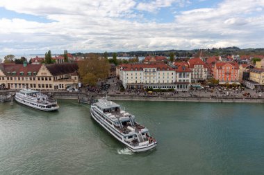 LINDAU, GERMANY - 21 Nisan 2025: Lindau Adası 'nın ve Almanya' nın Constance Gölü 'ndeki limanının manzarası