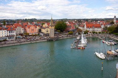LINDAU, GERMANY - 21 Nisan 2025: Lindau Adası 'nın ve Almanya' nın Constance Gölü 'ndeki limanının manzarası