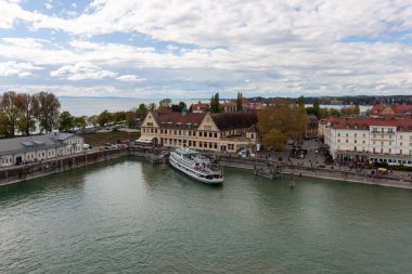 LINDAU, GERMANY - 21 Nisan 2025: Lindau Adası 'nın ve Almanya' nın Constance Gölü 'ndeki limanının manzarası