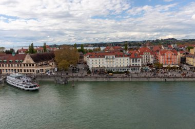 LINDAU, GERMANY - 21 Nisan 2025: Lindau Adası 'nın ve Almanya' nın Constance Gölü 'ndeki limanının manzarası
