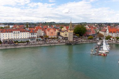 LINDAU, GERMANY - 21 Nisan 2025: Lindau Adası 'nın ve Almanya' nın Constance Gölü 'ndeki limanının manzarası