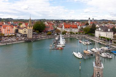 LINDAU, GERMANY - 21 Nisan 2025: Lindau Adası 'nın ve Almanya' nın Constance Gölü 'ndeki limanının manzarası