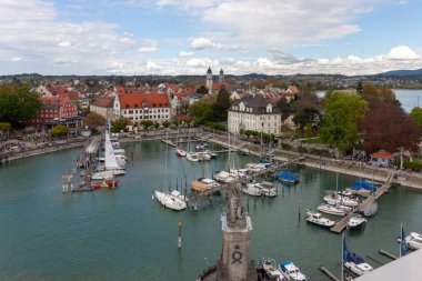 LINDAU, GERMANY - 21 Nisan 2025: Lindau Adası 'nın ve Almanya' nın Constance Gölü 'ndeki limanının manzarası