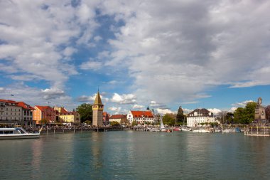 LINDAU, GERMANY - 21 Nisan 2025: Lindau 'nun hareketli limanı ve Constance Gölü' ndeki gezinti güvertesinin panoramik görüntüsü