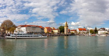 LINDAU, GERMANY - 21 Nisan 2025: Lindau 'nun hareketli limanı ve Constance Gölü' ndeki gezinti güvertesinin panoramik görüntüsü