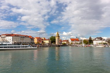LINDAU, GERMANY - 21 Nisan 2025: Lindau 'nun hareketli limanı ve Constance Gölü' ndeki gezinti güvertesinin panoramik görüntüsü