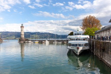 LINDAU, GERMANY - 21 Nisan 2025: Lindau Deniz Feneri 'nin Constance Gölü' ndeki liman girişindeki panoramik manzarası