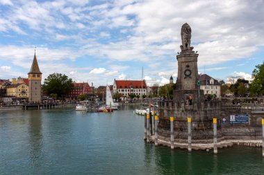 LINDAU, GERMANY - 21 Nisan 2025: Lindau Limanı girişindeki Bavyera Aslanı heykeli, Almanya