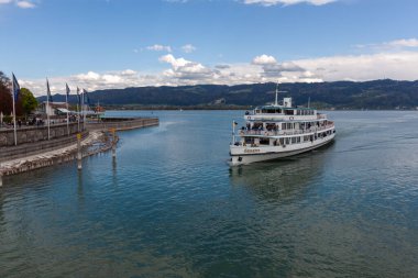 LINDAU, GERMANY - 21 Nisan 2025: Yolcu gemisi 