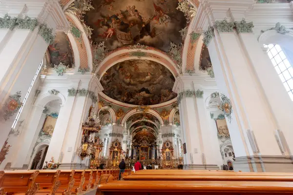 St. Gallen Katedrali 'nin (Saint Gall Manastırı) dekoratif organ ve tavan fresklerinin yer aldığı iç mekanı.