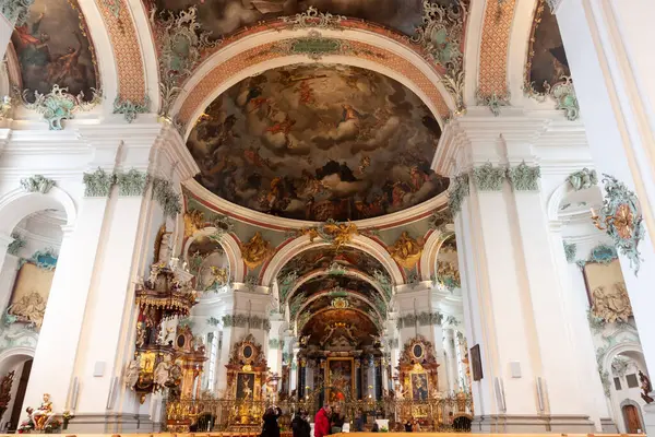 St. Gallen Katedrali 'nin (Saint Gall Manastırı) dekoratif organ ve tavan fresklerinin yer aldığı iç mekanı.