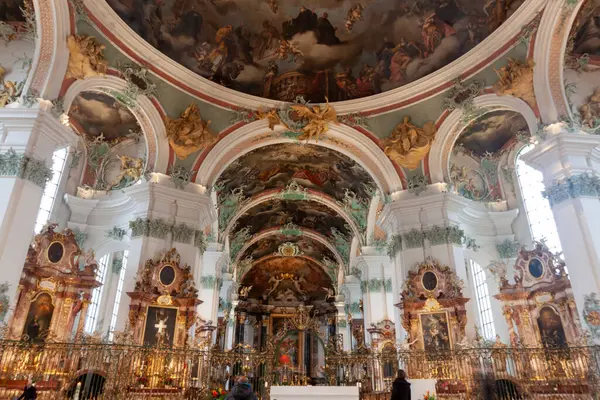 St. Gallen Katedrali 'nin (Saint Gall Manastırı) dekoratif organ ve tavan fresklerinin yer aldığı iç mekanı.