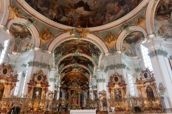 St. Gallen Katedrali 'nin (Saint Gall Manastırı) dekoratif organ ve tavan fresklerinin yer aldığı iç mekanı.