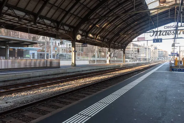 St. GALLEN - SWitness ZERLAND - 19 Ocak 2025 St. Gallen tren istasyonu platformu ve büyük, kemerli bir çatı altında park edilmiş bir tren.