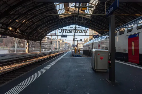 St. GALLEN - SWitness ZERLAND - 19 Ocak 2025 St. Gallen tren istasyonu platformu ve büyük, kemerli bir çatı altında park edilmiş bir tren.