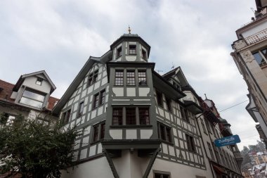 St. GALLEN - SWitness ZERLAND 19 Ocak 2025: St. Gallen, İsviçre 'de kırmızı ve beyaz cepheli geleneksel yarı kereste binalar