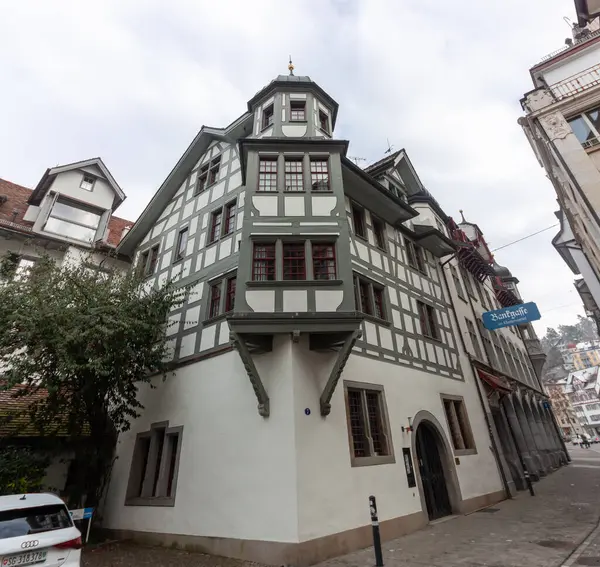 St. GALLEN - SWitness ZERLAND 19 Ocak 2025: St. Gallen, İsviçre 'de kırmızı ve beyaz cepheli geleneksel yarı kereste binalar