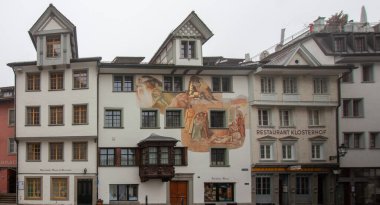 ST GALLEN - SWitness ZERLAND 19 Ocak 2025: Avrupa 'da bir kentte belirgin bir freski, dekoratif defne penceresi ve geleneksel mimarisi olan tarihi binalar
