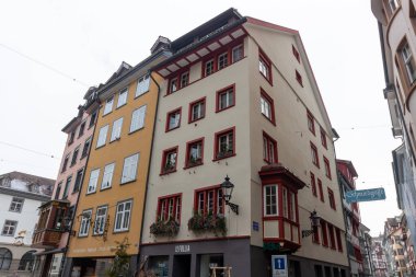 St. Gallen, İsviçre 'den canlı ve karakteristik bir sokak sahnesi, renkli cepheli bir dizi büyüleyici çok katlı binalar sergiliyor.
