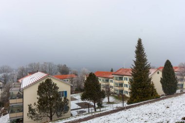 İsviçre 'nin St. Gallen kentindeki sakin bir yerleşim bölgesinin, yumuşak, sisli bir kış sisi ile örtülmüş manzarası.